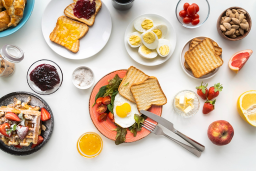 Refeição matinal representando a alimentação circadiana